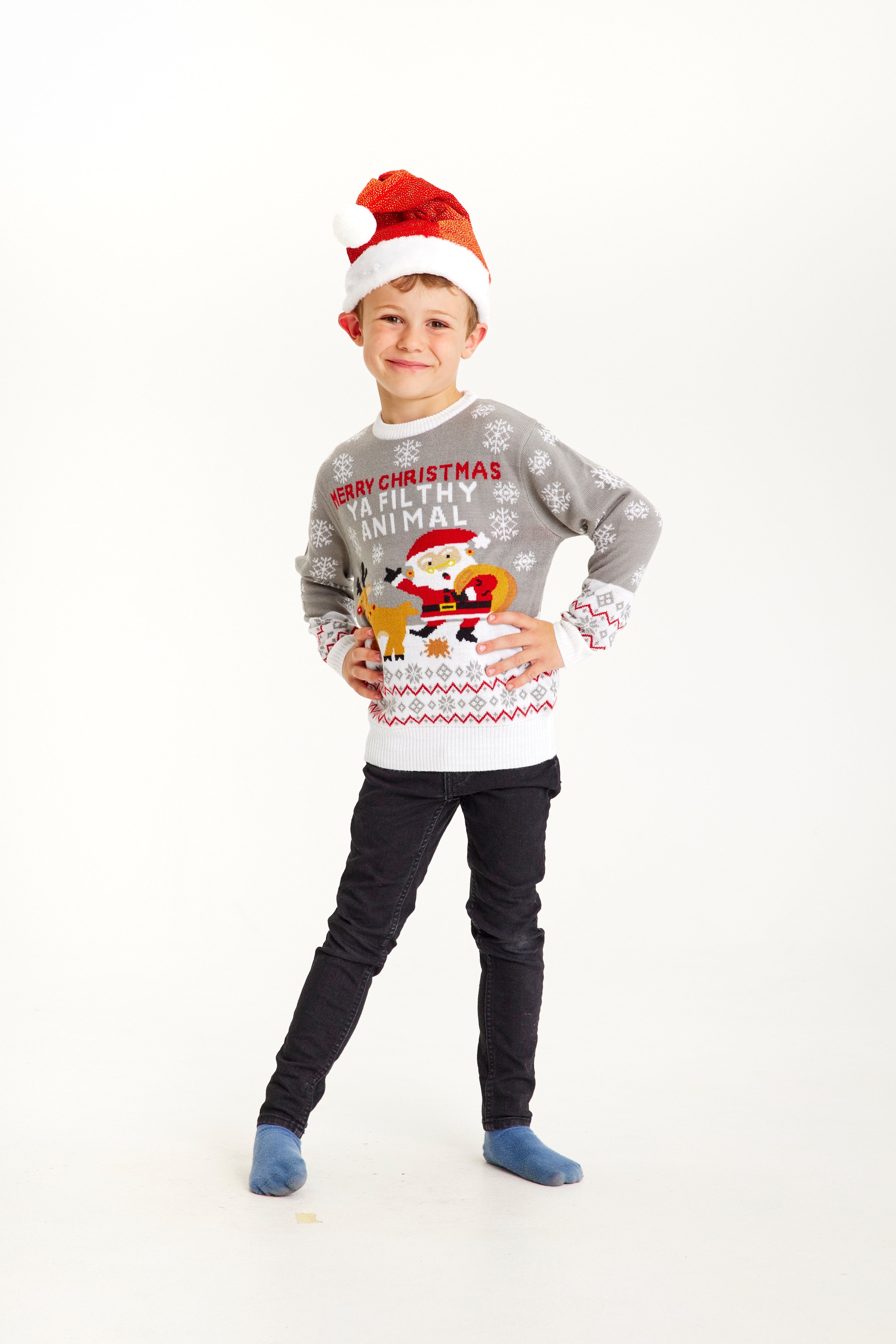 Et barn iført en grå julesweater.