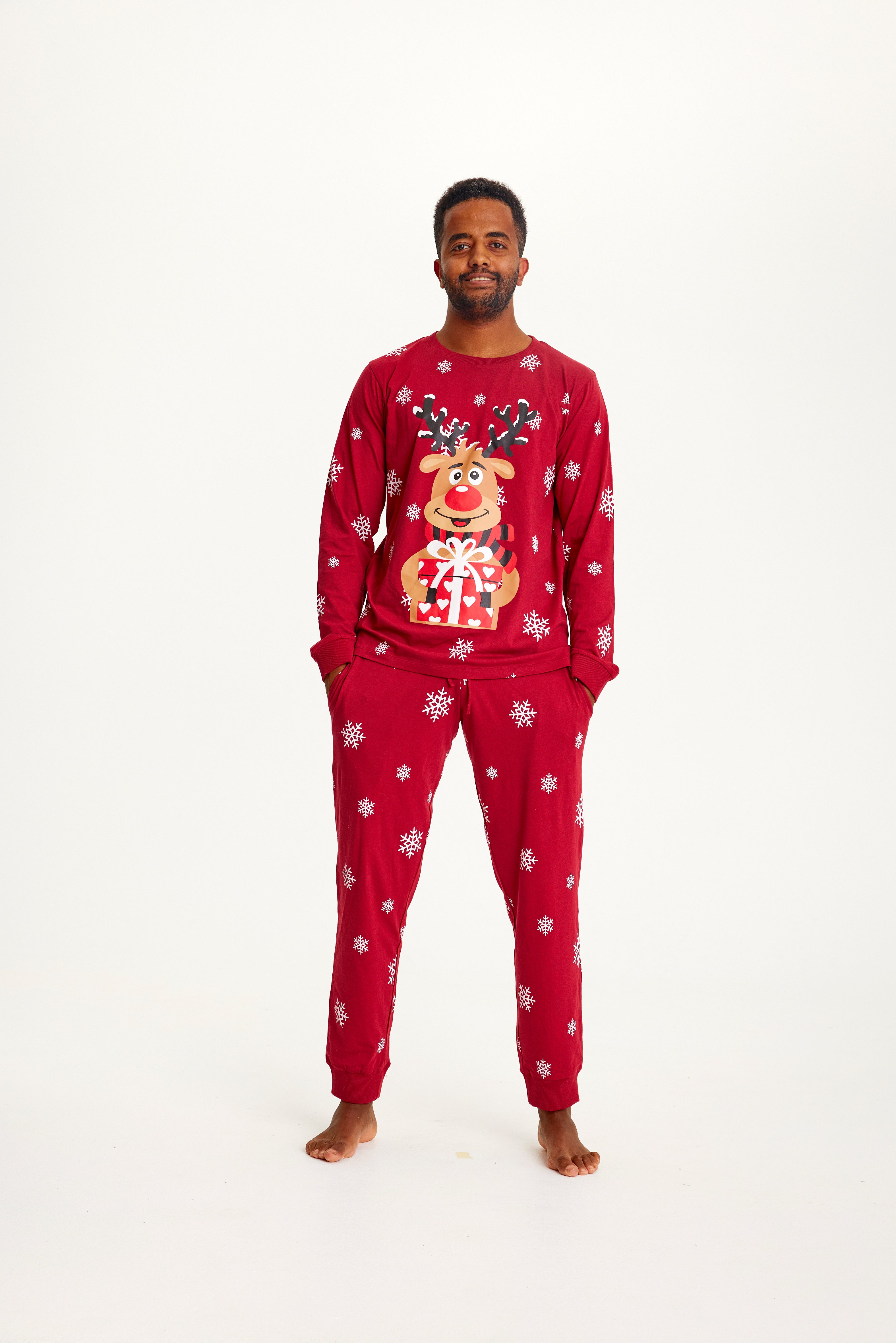 Ein Mann in einem roten Weihnachtspyjama mit Rudolph.